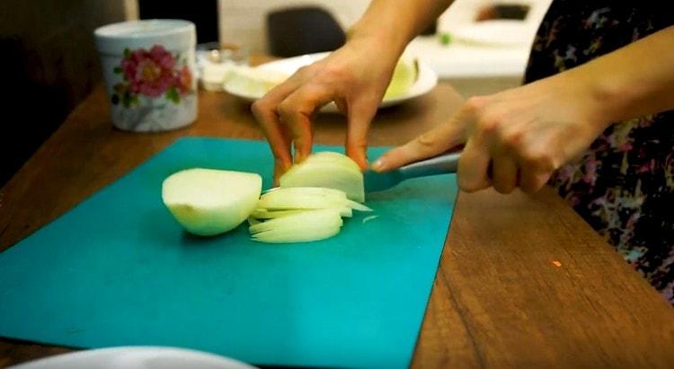Cut the onion into slices.