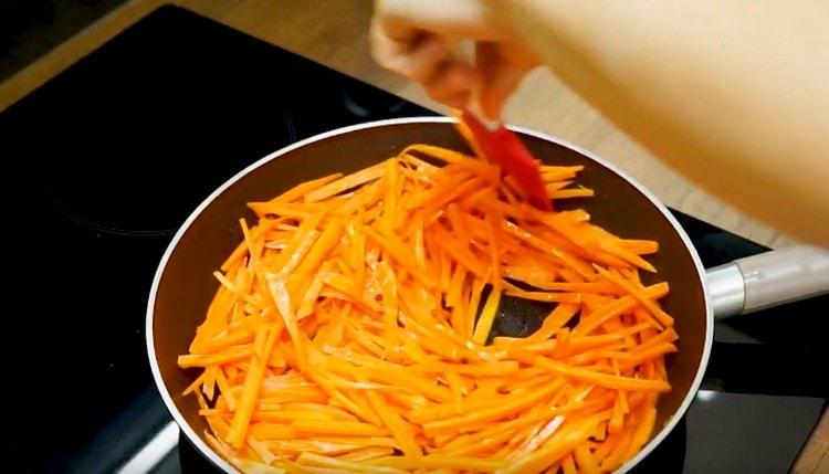 First, fry in a pan, spread the carrots.