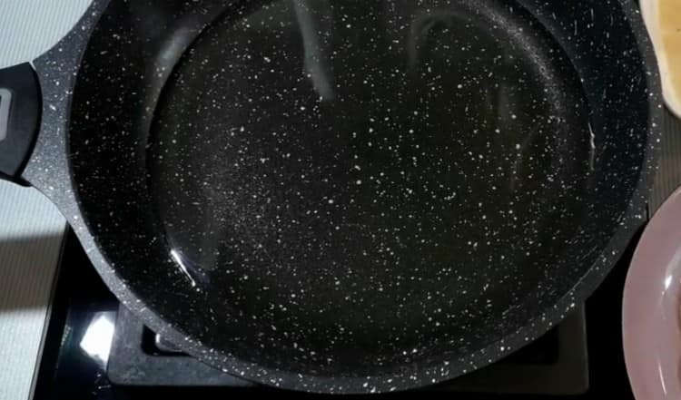 We heat the pan with vegetable malom.