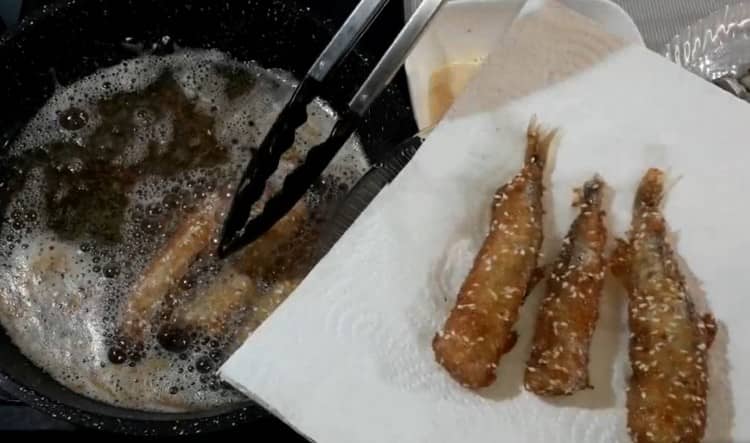 We put the finished fish on paper towels.