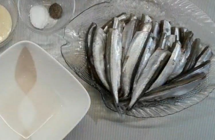 We wash the cleaned fish.