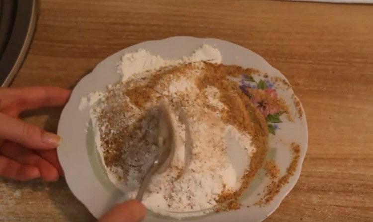 After adding a little dried garlic, mix the breading.