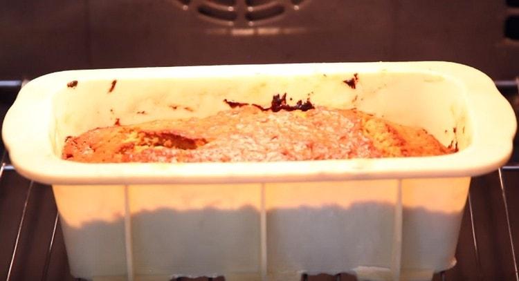 We send the form with the dough into the oven.