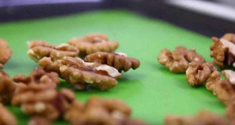 We send the nuts to dry in the oven.