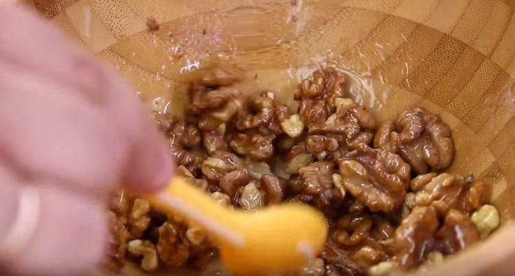 Add a piece of butter to the nuts, a pinch of salt and mix.