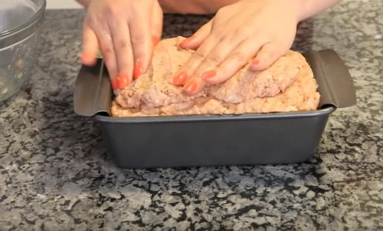 We compact the minced meat as tight as possible.
