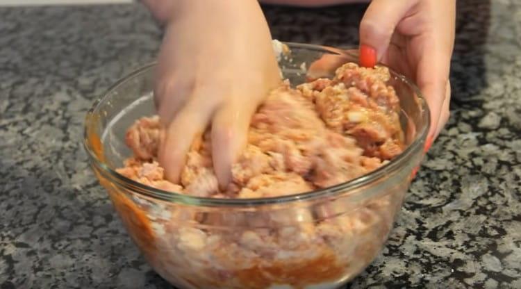 Stir the minced meat thoroughly.