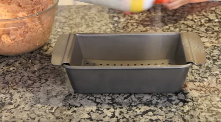 Spray the form with vegetable oil.