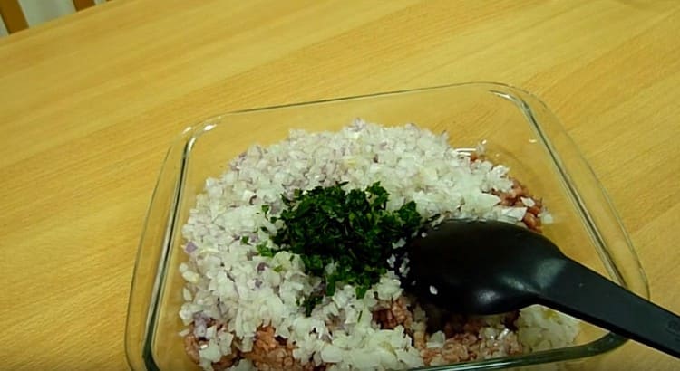 Add onions and chopped herbs to the minced meat.