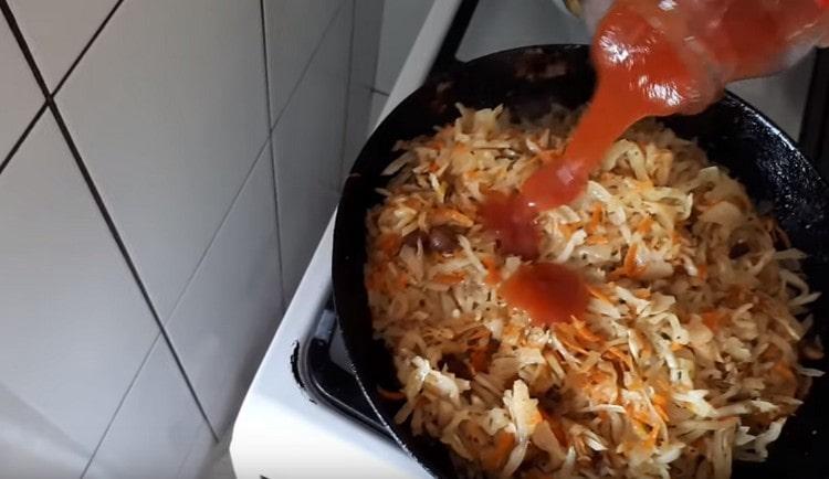 When the cabbage is soft, add tomato sauce or pasta.