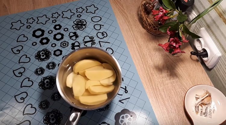 Peel the potatoes, cut into pieces and set to cook.