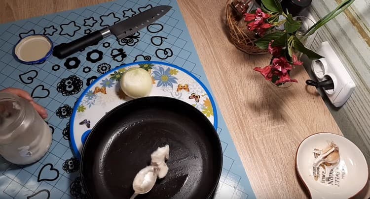 Put a little lard on the pan and let it melt.