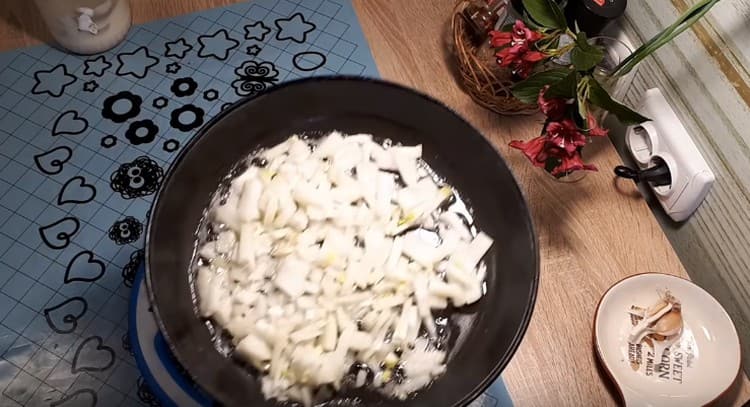 Put the onions in a pan and fry.