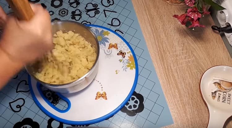 Knead the finished potatoes in mashed potatoes, adding onions with garlic to it.