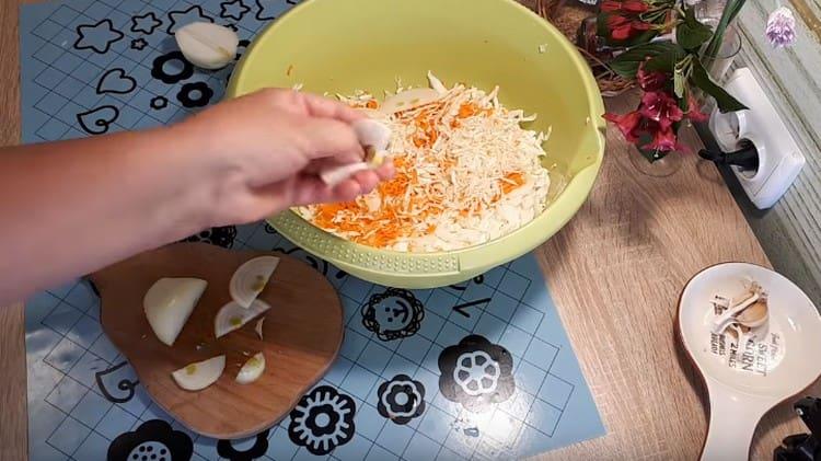 Add the onion, sliced ​​in half rings, into the filling.