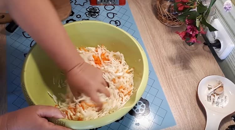 We knead vegetables well with our hands so that they let the juice go.