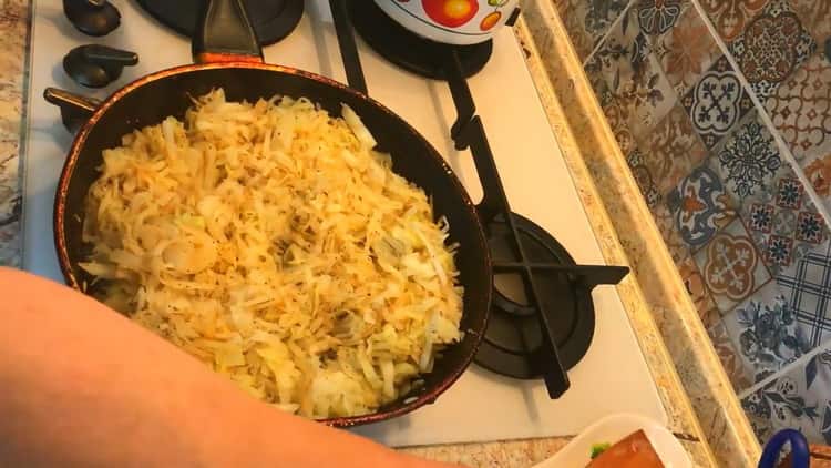 Add pepper to make the cabbage topping