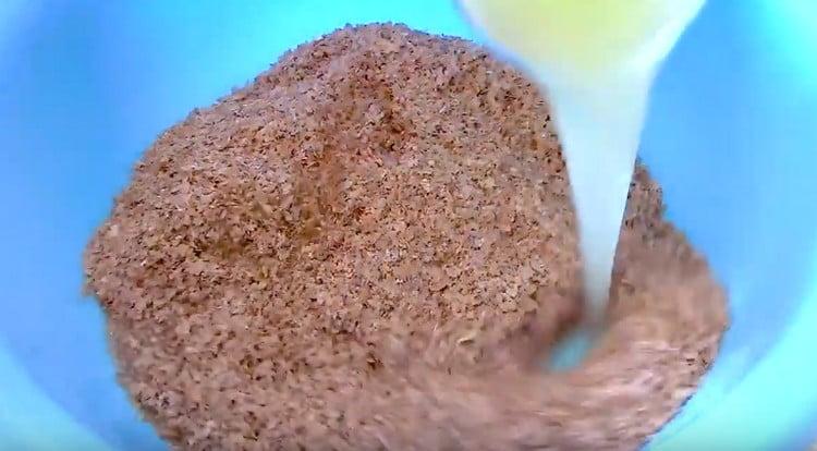 Add hot whey to the bran.