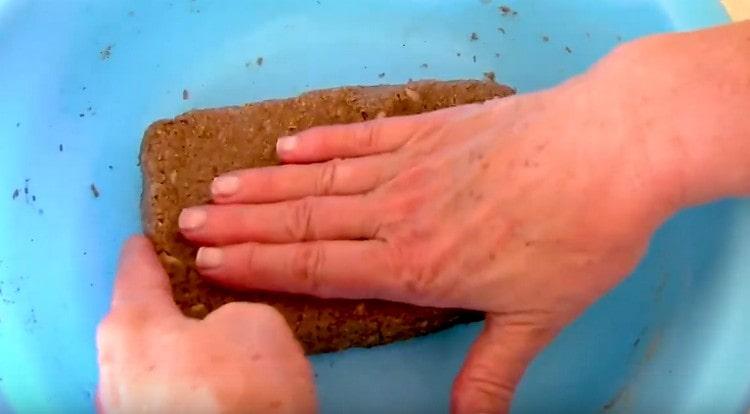 We form a loaf of dough.