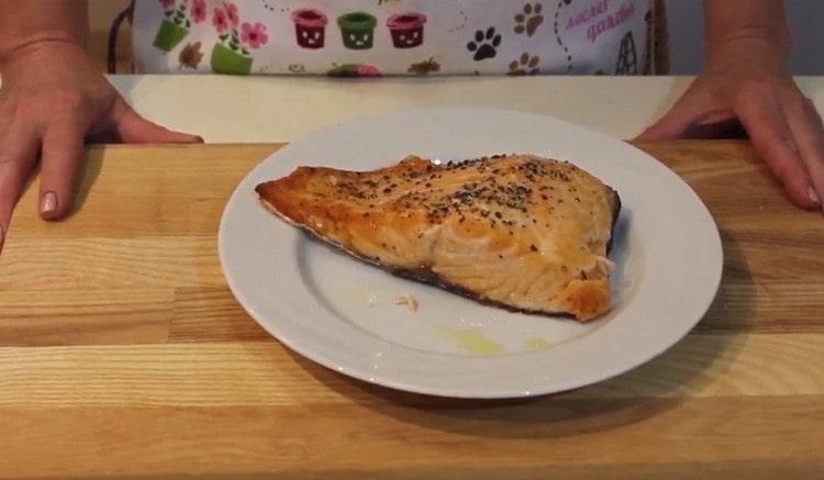 Let the baked fish cool slightly.