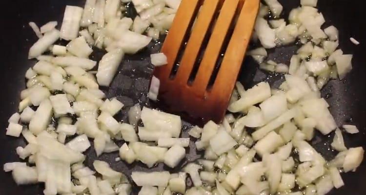 Fry the onions in a pan.