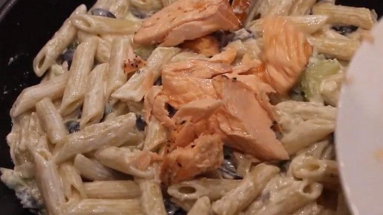 Add fish slices to pasta with sauce.