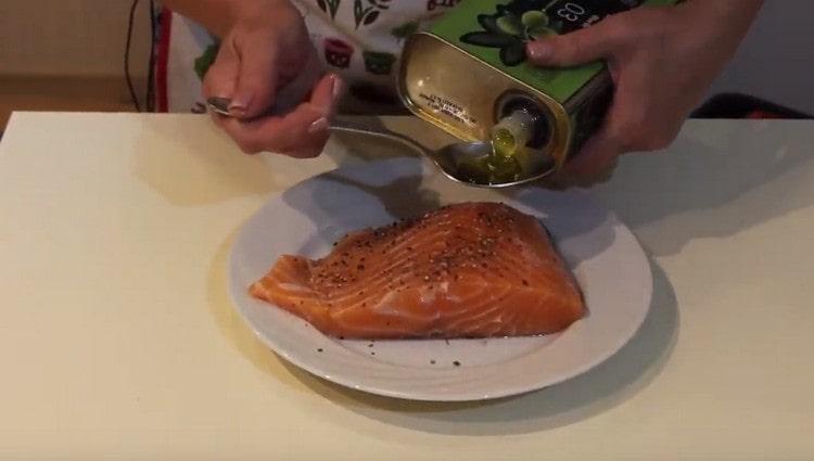 Sprinkle the salmon fillet with salt, pepper, and season with olive oil.