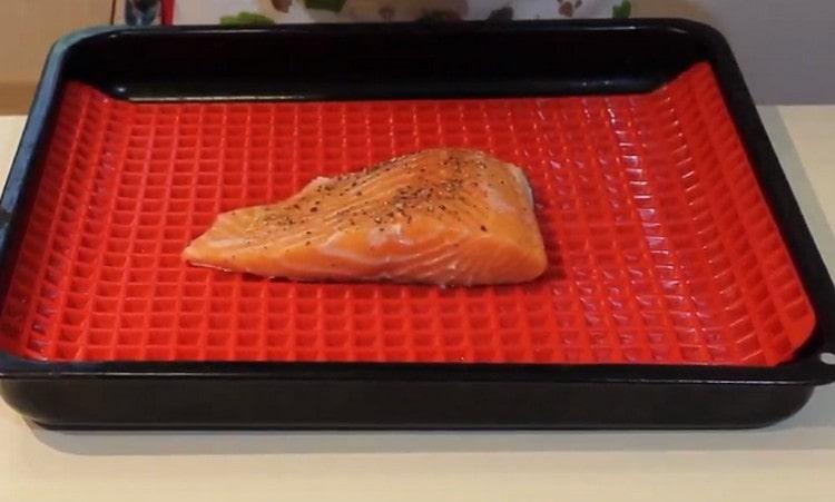 Put the fillet on a baking sheet and send to bake.