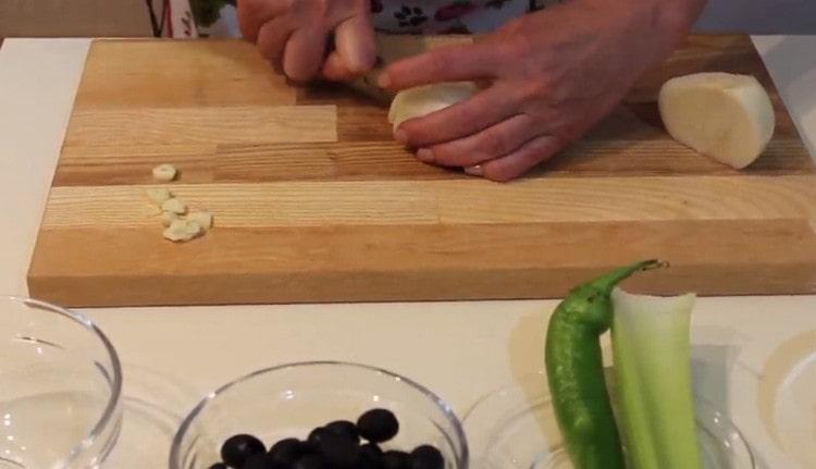 Finely chop the onion.