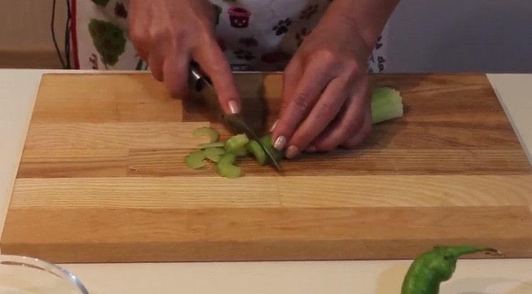 Cut the stem of leek.