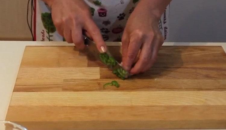 Chop the chilli finely.