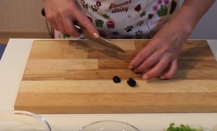 Cut the olives in half.