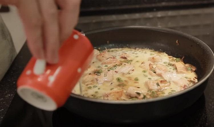 Enter the cream, mix the sauce.