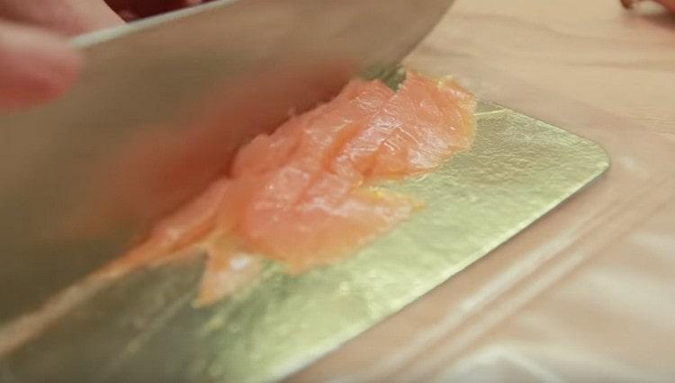 We cut several slices of slightly salted salmon.