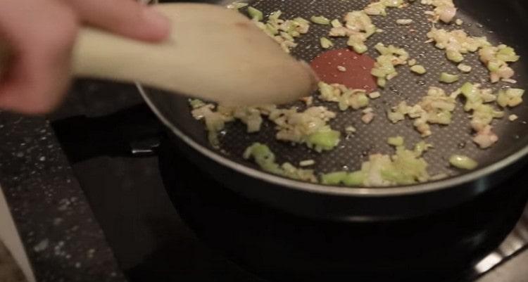 In a pan with olive oil, lightly fry the celery with onions.