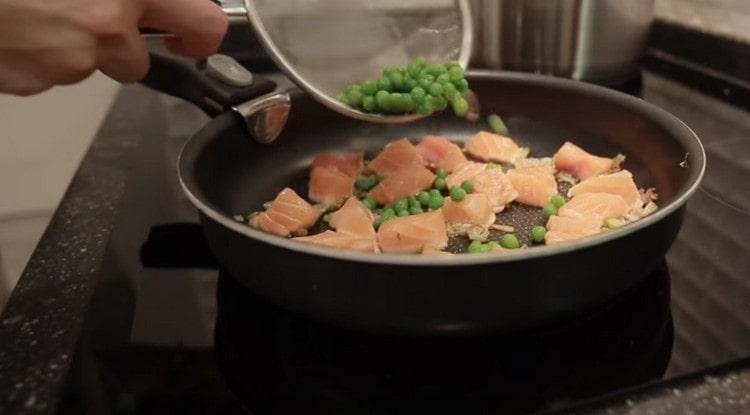 Add green peas to fish and vegetables.