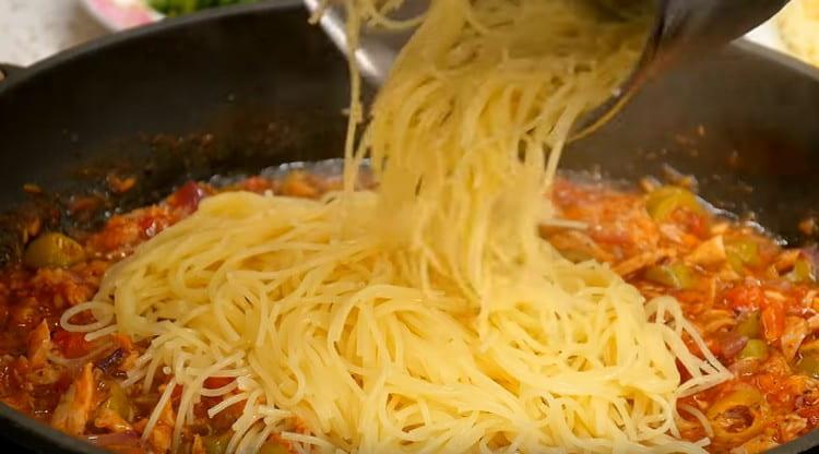 We transfer the finished pasta to the sauce.