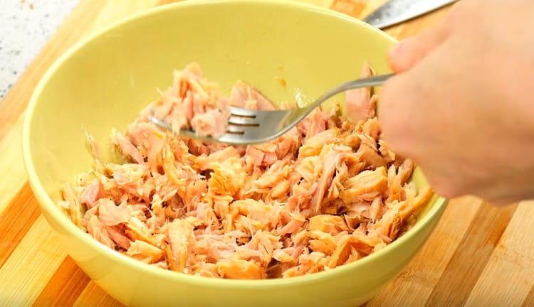 Knead with a fork canned tuna.