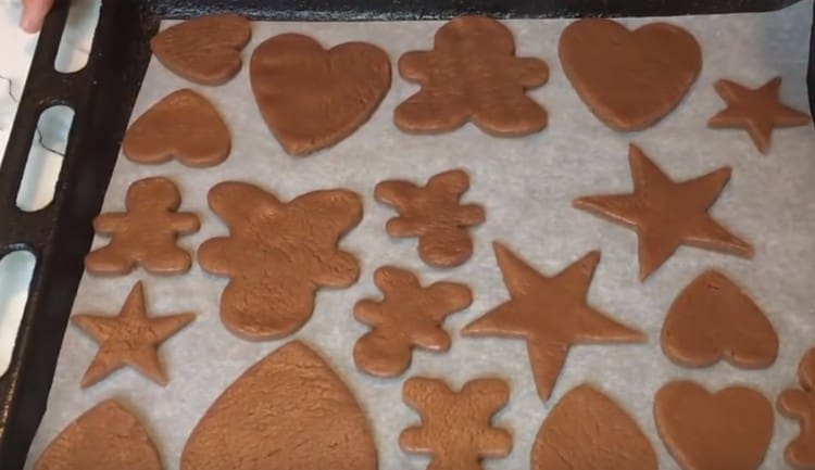 Transfer cookies to a baking sheet covered with parchment paper and send to bake.