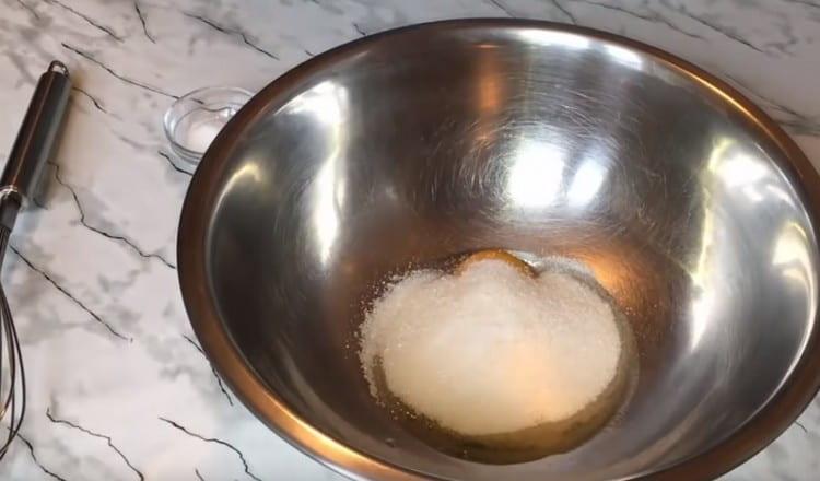 In the bowl, beat the eggs, add sugar and vanilla sugar.