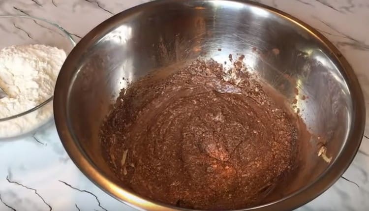 Mix the mass until smooth.