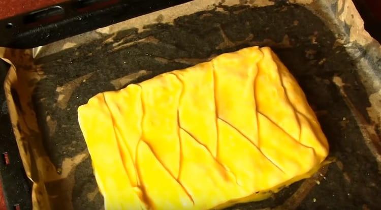 We spread the product on a baking sheet and send it to bake in the oven.