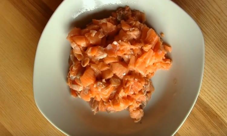 Cut the salmon fillet into a small cube.