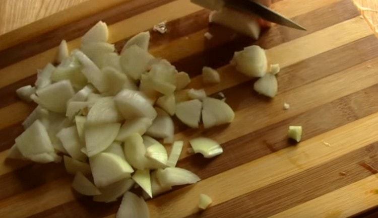 Cut the onion into quarters.