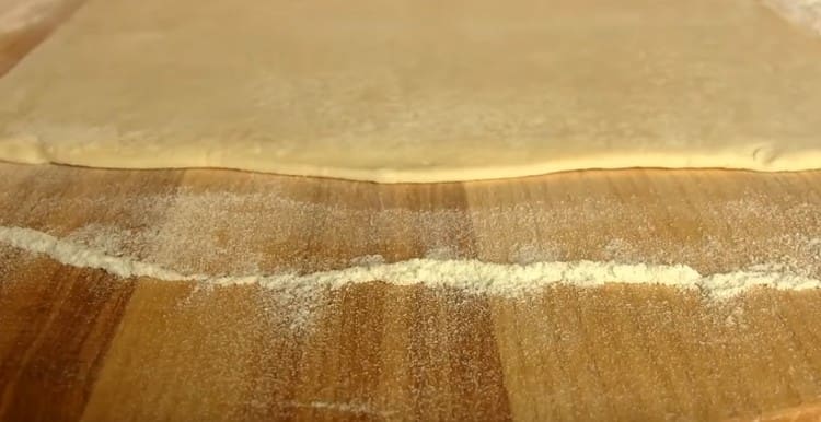 Thinly roll the finished puff pastry.