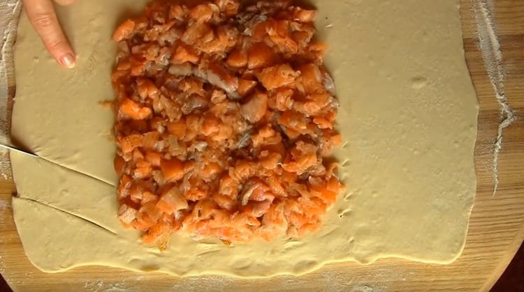 We make oblique cuts on the free edges of the dough.