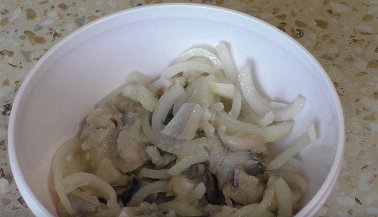 For the filling, chop the peeled mackerel into pieces and mix it with the onion chopped in half rings.