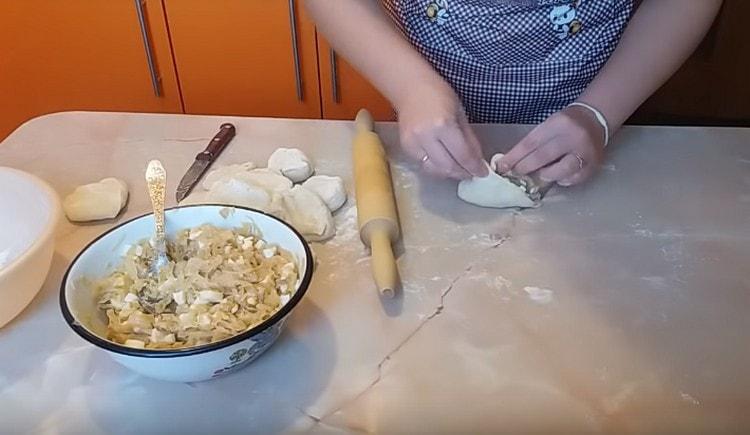 We spread the filling on each workpiece and pinch its edges.