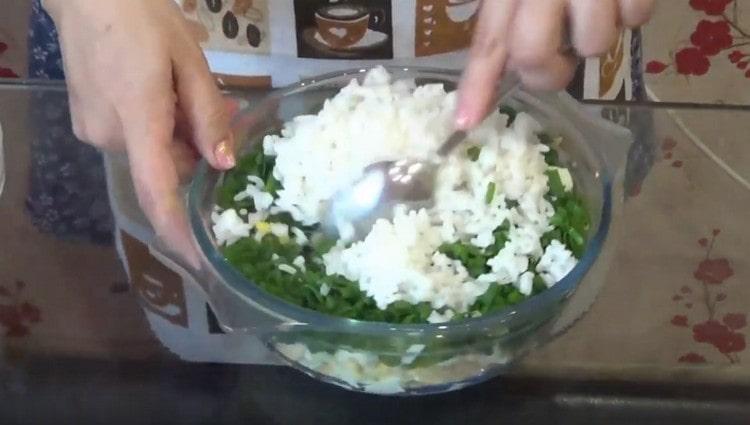 We connect the chopped eggs, onions, rice.