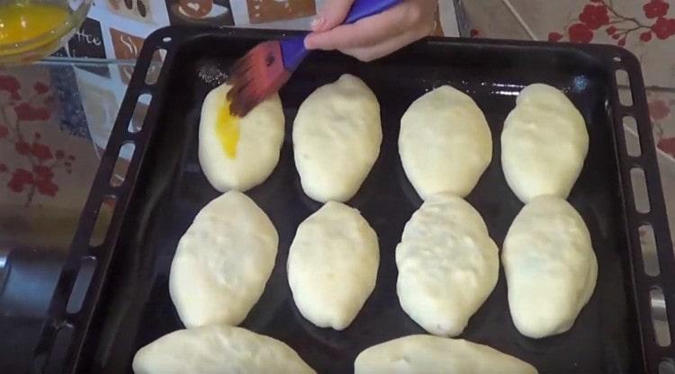 Lubricate the workpiece with a beaten egg or yolk.